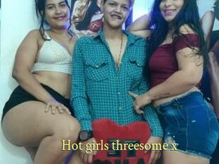 Hot_girls_threesome_x